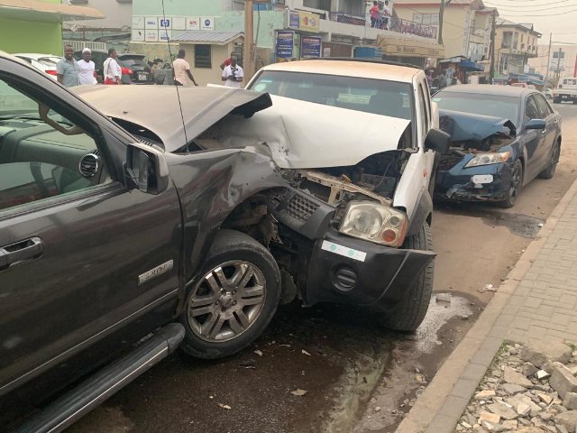 Amandzeba escapes unhurt after bumping into 2 cars