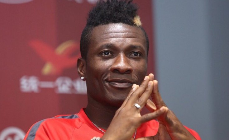 An Icon: Asamoah Gyan fixes roads in his community. Watch video