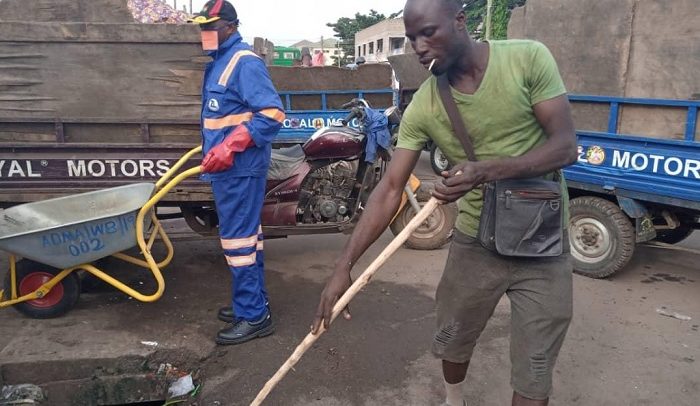 Police Force 2 Men To Sweep Dome Market For Not Wearing Face Masks