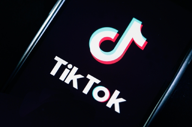 Trade war: US firms must end links with TikTok and WeChat